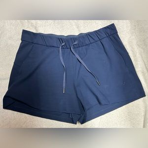 Lululemon On the Fly shorts 2.5 inch sz 12 navy